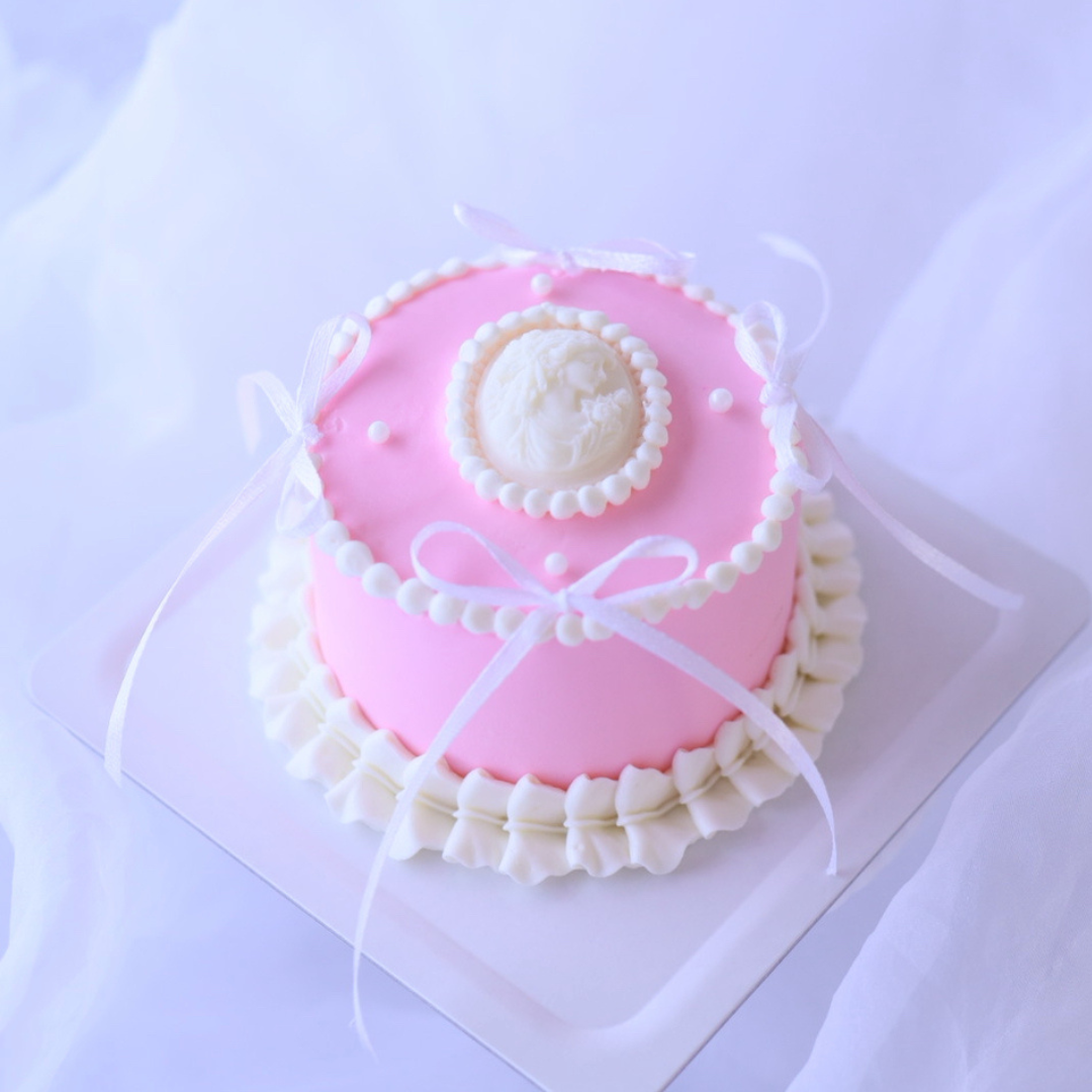 カメオとピンクのケーキ3号サイズ